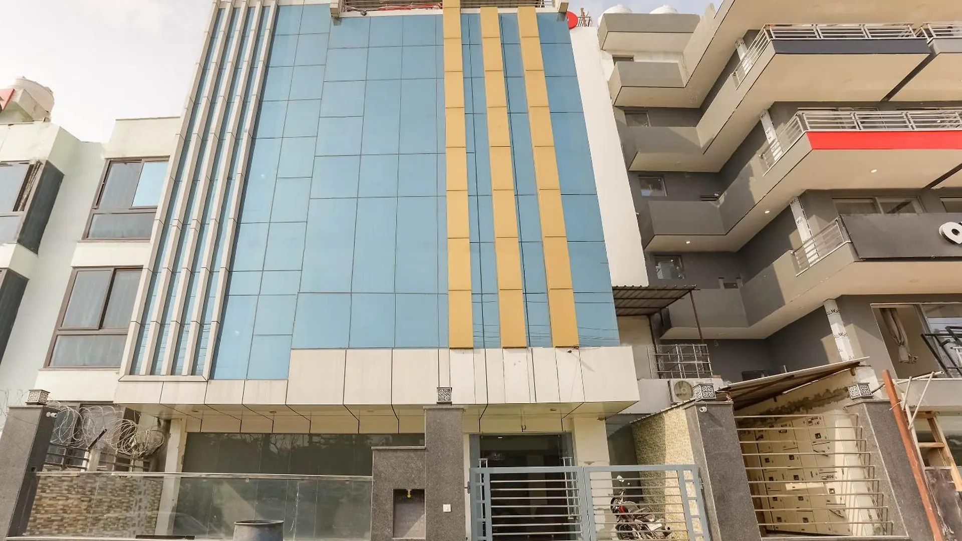 Collection O Comfort Residency Near Medanta Hospital Near Omaxe Celebration Mall Gurgaon