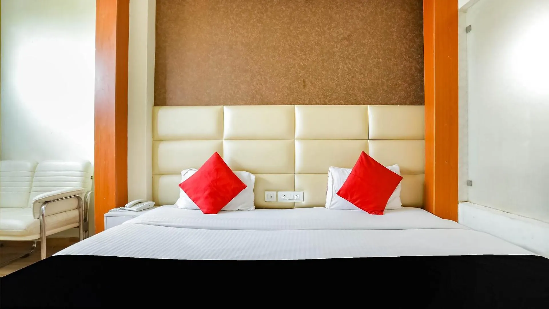 *** Hotel Collection O Comfort Residency Near Medanta Hospital Near Omaxe Celebration Mall Gurgaon Indien