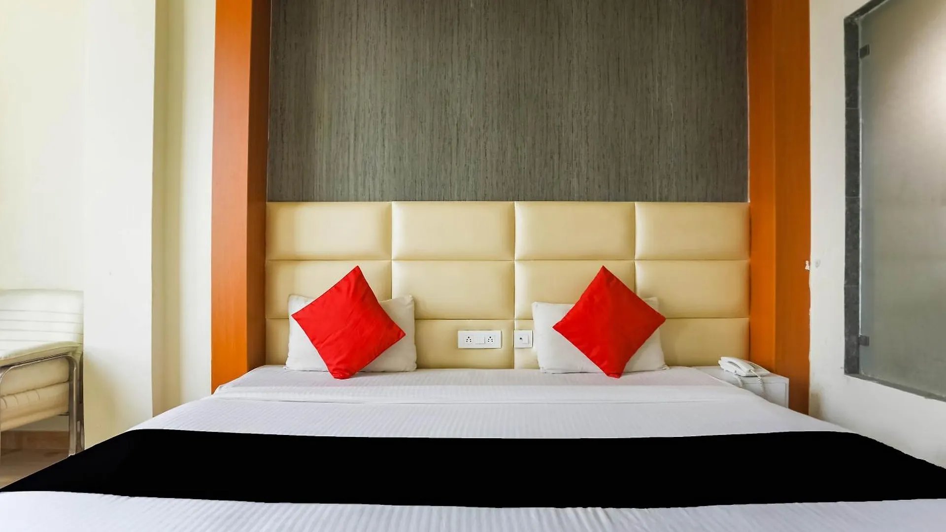 Collection O Comfort Residency Near Medanta Hospital Near Omaxe Celebration Mall Gurgaon Hotel