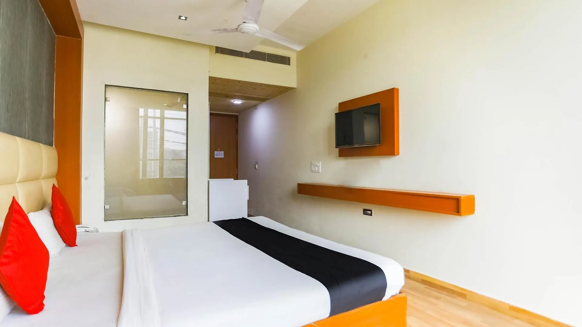 Collection O Comfort Residency Near Medanta Hospital Near Omaxe Celebration Mall Gurgaon Hotel